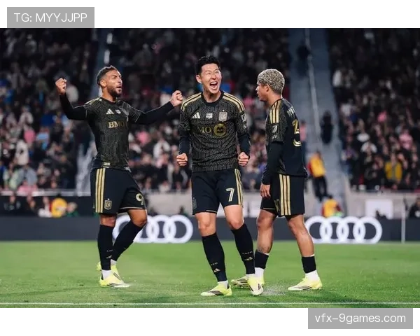 镜头记录:孙兴慜进球后冲向场边与主帅波斯特科格鲁激情拥抱 镜头记录:孙兴慜进球后冲向场边与主帅波斯特科格鲁激情拥抱